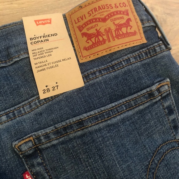 SOLD Levi’s Sculpt Boyfriend Jeans (New with tags) - Picture 3 of 4